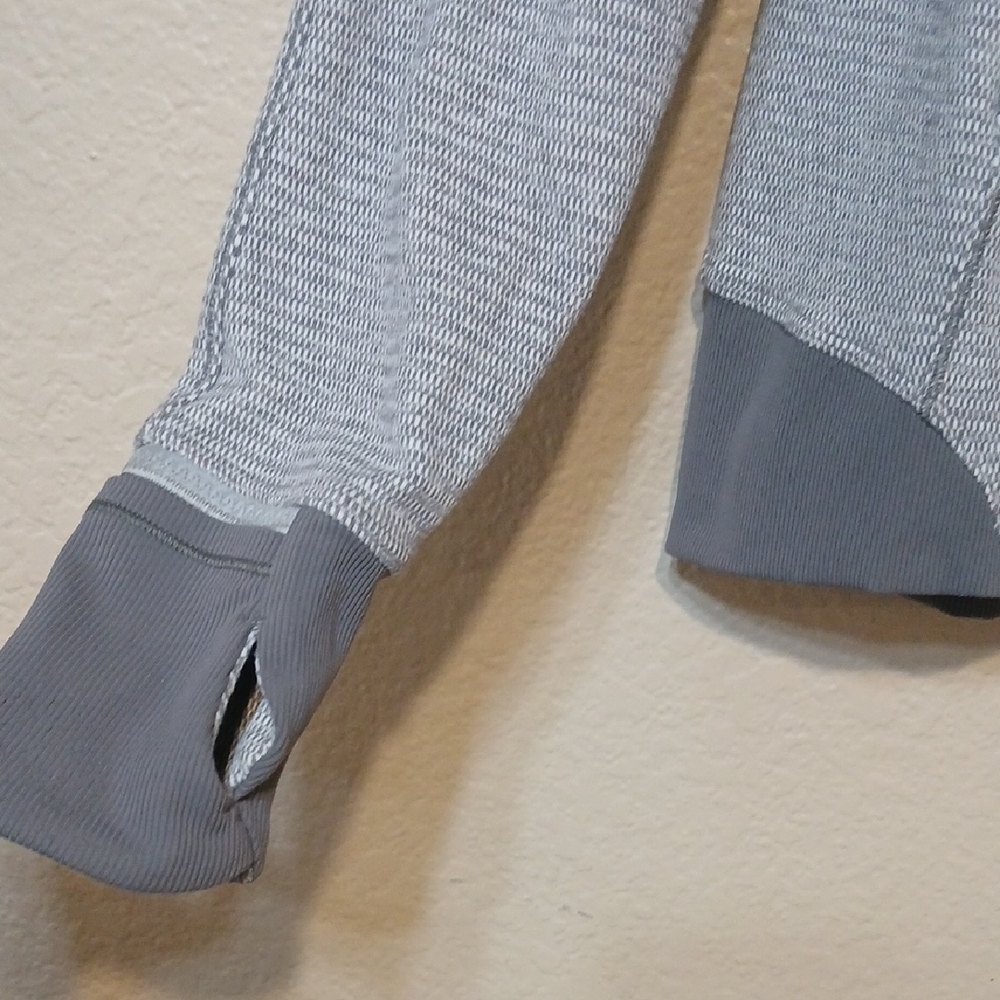 LULULEMON SPORTS TOP - Picture 6 of 11